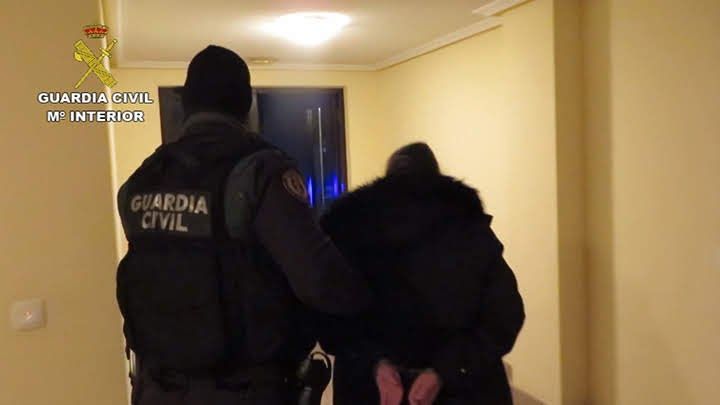 La Guardia Civil detiene a tres personas y recupera a dos menores sustraídos