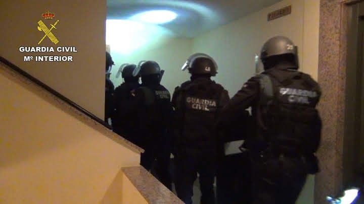 La Guardia Civil detiene a tres personas y recupera a dos menores sustraídos