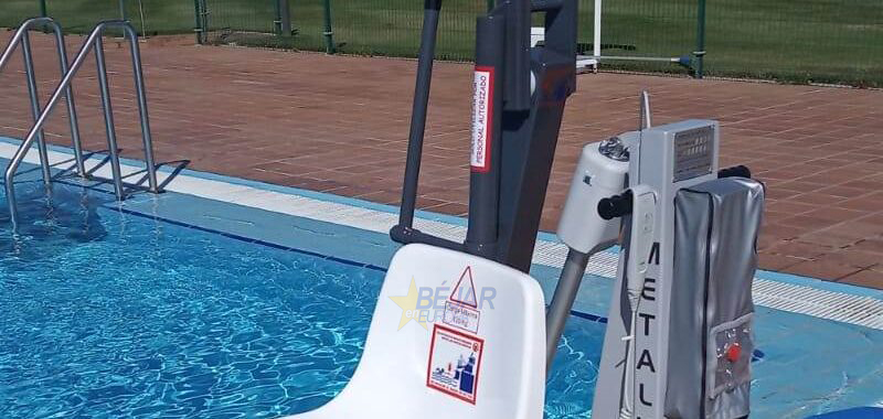 Las piscinas municipales ya cuentan con silla adaptada para personas con movilidad reducida