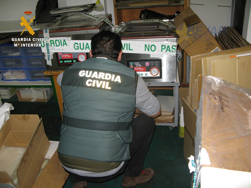 La Guardia Civil investiga a dos varones por un delito contra la salud pública en la cadena alimentaria