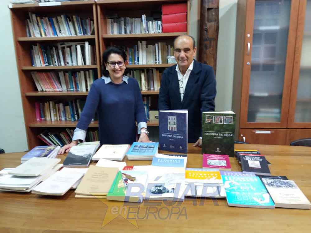 El CEB dona publicaciones a la biblioteca de la Universidad Popular de Plasencia