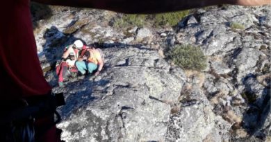 El Grupo de Rescate de la Junta de Castilla y León auxilia a un montañero enriscado en la Sierra de Béjar