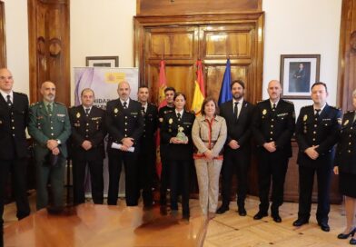 IMÁGENES | López recibe a una delegación de la Policía Nacional de Béjar tras conseguir el premio ‘Meninas 2024’