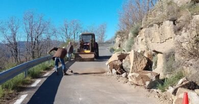 Desprendimiento de rocas en la carretera de Aldeacipreste Desprendimiento de rocas en la carretera de Aldeacipreste