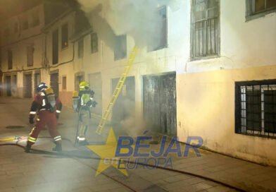 IMÁGENES  |  Madrugada de sobresaltos en Béjar: Fuego en una vivienda y un conductor a la fuga