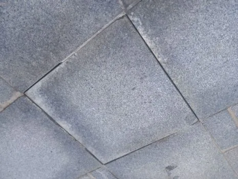 baldosa suelta en San Juan