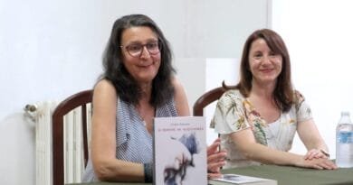 Charo Alonso conquista Béjar con su nueva novela «El burdel de Alejandría»