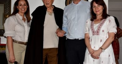 De Cuelgamuros a Nueva York: Béjar recibe la mítica capa de la saga Sánchez-Albornoz