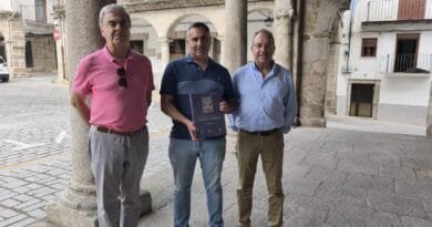 Diputación dona al CEB un lote del segundo volumen de la Historia de Béjar Diputación dona al CEB un lote del segundo volumen de la Historia de Béjar