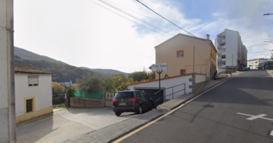Un aparatoso accidente en la Ronda Viriato deja un joven atrapado en su vehículo