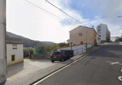 Aparatoso accidente en Ronda de Viriato con un joven atrapado en su vehículo