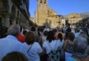 Más de un centenar de personas recorren la Plaza Mayor para conocer su historia