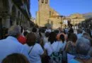 Más de un centenar de personas recorren la Plaza Mayor para conocer su historia
