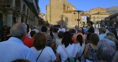 Más de un centenar de personas recorren la Plaza Mayor para conocer su historia
