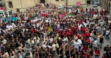 VÍDEO e IMÁGENES | Las peñas llenan de color las calles en el inicio de las fiestas