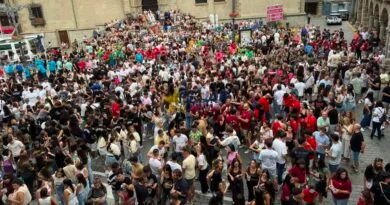 VÍDEO e IMÁGENES | Las peñas llenan de color las calles en el inicio de las fiestas
