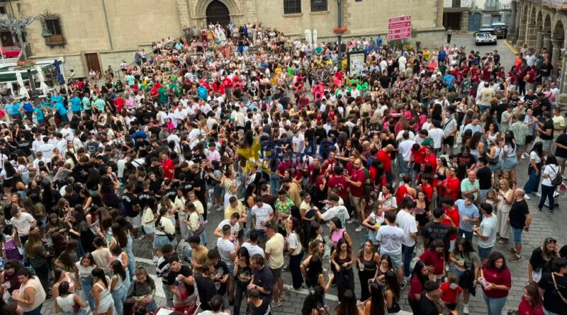 VÍDEO e IMÁGENES | Las peñas llenan de color las calles en el inicio de las fiestas