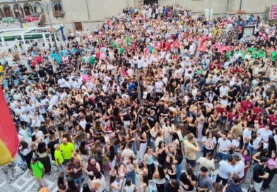 VÍDEO e IMÁGENES | Las peñas llenan de color las calles en el inicio de las fiestas