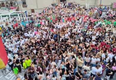 VÍDEO e IMÁGENES | Las peñas llenan de color las calles en el inicio de las fiestas