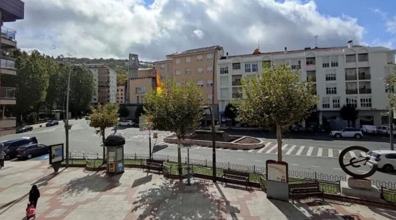 La bandera de la Plaza de España tendrá nuevo mástil