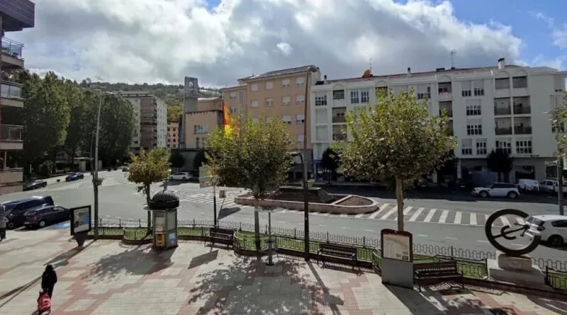 La bandera de la Plaza de España tendrá nuevo mástil