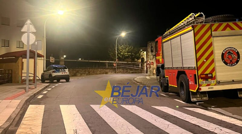 IMÁGENES | Un fuego en La Antigua moviliza a bomberos y policía en Béjar