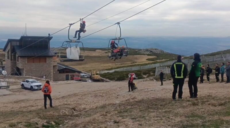 IMÁGENES | La prueba de carga despeja el camino para la apertura del telesilla en La Covatilla